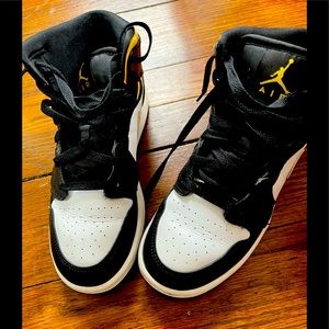 Jordan 1 black mustard white size 5Y